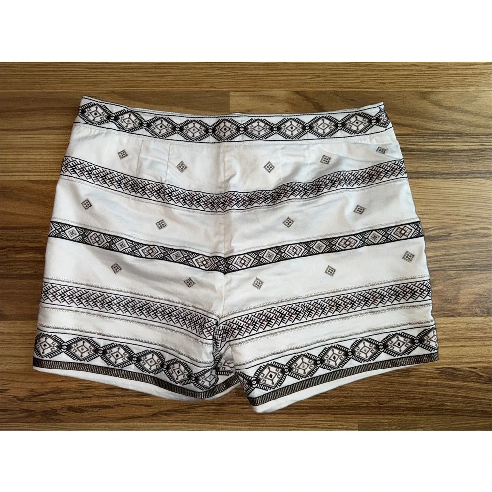 White House Black Market 5 Inch Short‎ Womens 12P White Mid Rise Stretch